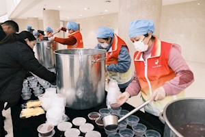 浓情腊八暖人心 后勤服务送粥情